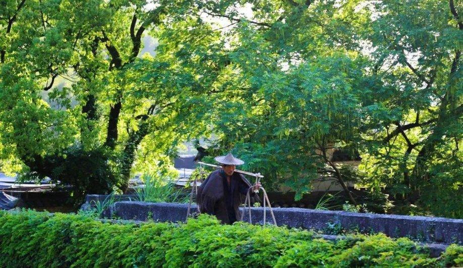 河南挖出千年楚国黑棺，专家注水升棺将其抬出，绝世宝剑惊艳现世